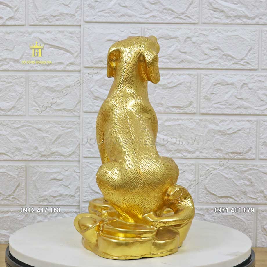 Tượng ch&oacute; ngồi tr&ecirc;n đống v&agrave;ng mang lại t&agrave;i lộc, may mắn cho gia chủ